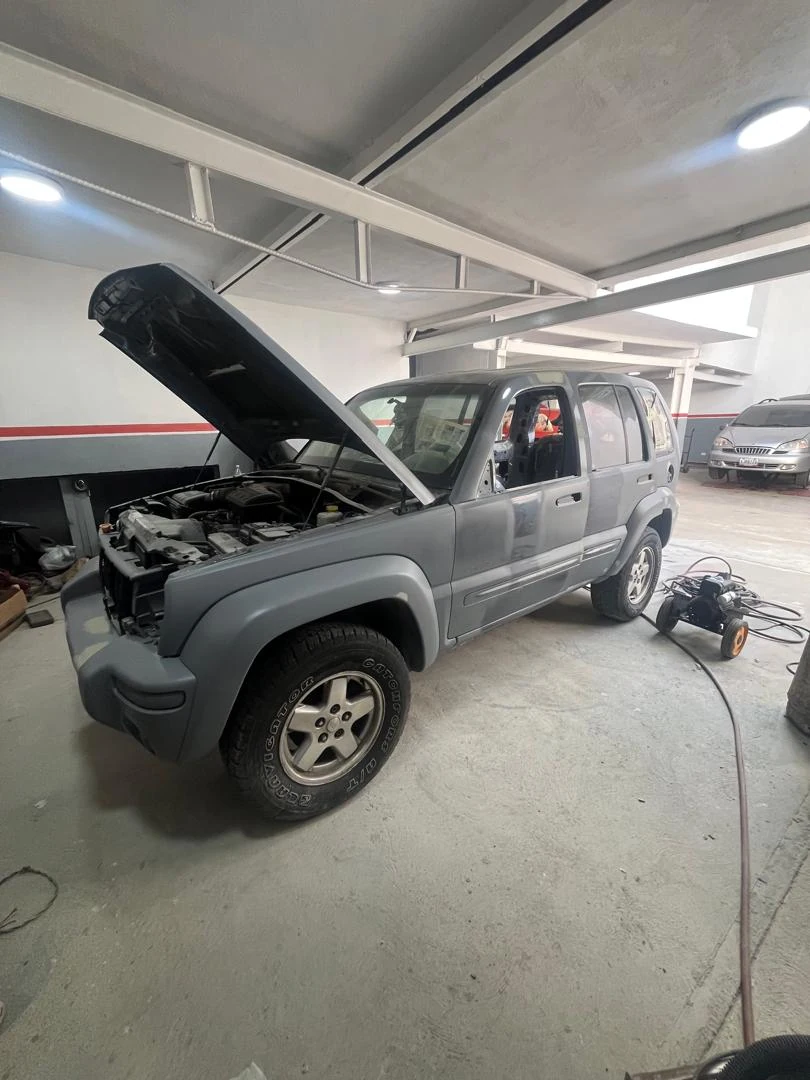 Camioneta gris en el taller durante trabajos de latonería