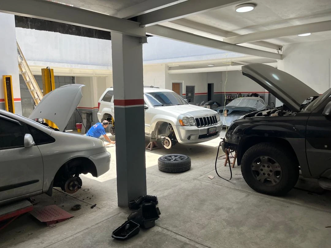 Trabajos de mecánica en un vehículo dentro del taller